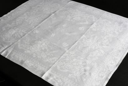 null Damask table service, tablecloth and twelve napkins, 2nd half of the 19th century.
Linen...