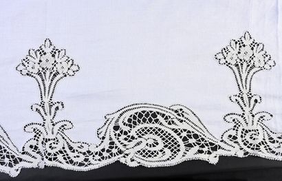 null Oval tablecloth, granite and bobbin lace, 2nd half of the 18th century
Pale...