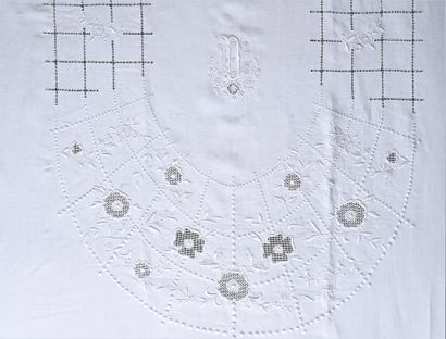 null Embroidered tablecloth and twelve napkins, 1st half of the 20th century.
Tablecloth...
