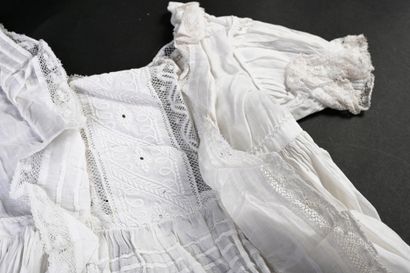 null Une robe de baptême brodée et en dentelle, fin du XIXe siècle.
Robe à manches...