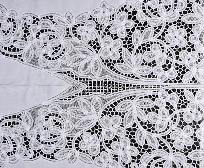 null Table service, tablecloth and napkins in thread and lace, mid 20th century.
Large...