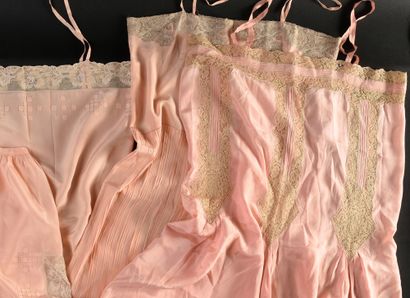 null Silk and lace lingerie, circa 1930-40.
Five pieces of silk and lace lingerie...