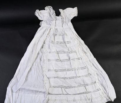 null Une robe de baptême brodée et en dentelle, fin du XIXe siècle.
Robe à manches...