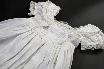 null Une robe de baptême brodée et en dentelle, fin du XIXe siècle.
Robe à manches...