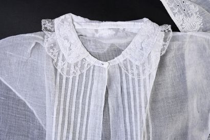 null Accessoires du costume féminin en broderie blanche, XIXe siècle.
Un grand col...