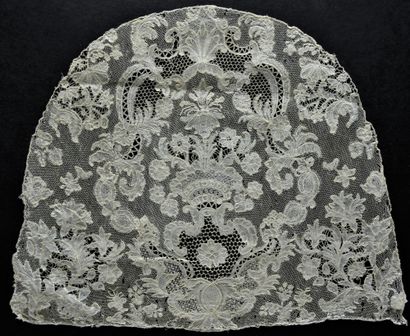 null Bottom of bonnet, beards and pass, Brussels, spindles, about 1750-60.

In linen...