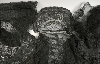 null Important collection of lace, early 20th century.

Black bobbin lace and mechanical...