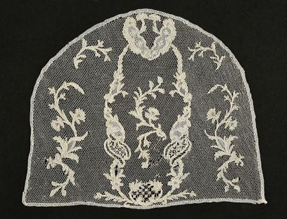 null Rare ensemble, fond de bonnet et barbes, Argentan, aiguille, vers 1750-60.

Fond...