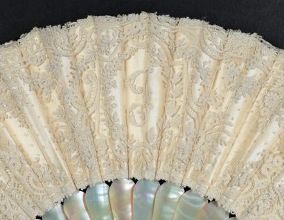 null Folded fan, lace application from England, circa 1900.

Lace leaf, the designs...