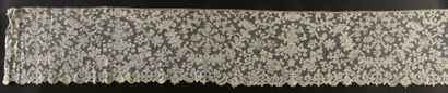 null Large border, Brussels, spindles, circa 1720-40.

Two borders, circa 1720-30,...