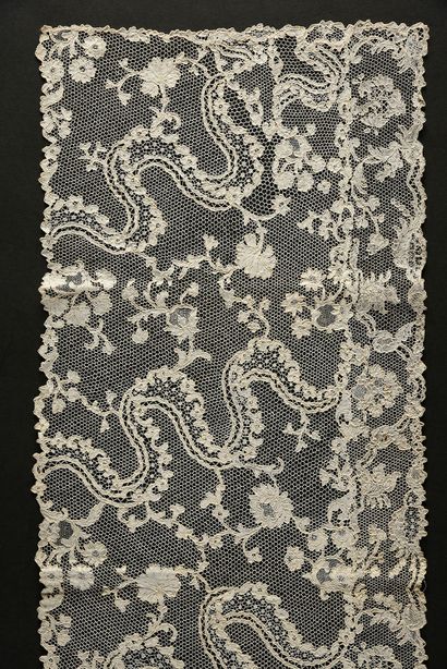 null Scarf, Argentan, needlework, circa 1750-70.

Scarf enlarged by a ruffle with...