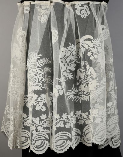 null Large pelican dawn flounce, lace applique, 1890-1900.

Beautiful flounce decorated...