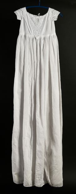 null Robe de baptême, broderie Ayrshire, milieu du XIXe siècle.

Longue robe de présentation...
