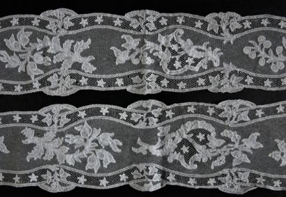 null Two pairs of Brussels lace barbs, spindles, circa 1740-50.

In fine linen thread,...