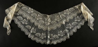 null Large double collar, white Chantilly, spindles, mid-19th century.

Of a very...