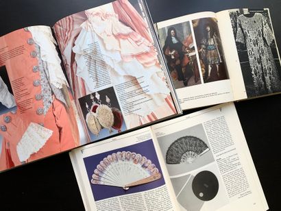 null Three books in German about fashion and fashion accessories.

"Das grosse Bilder-Lexikon...