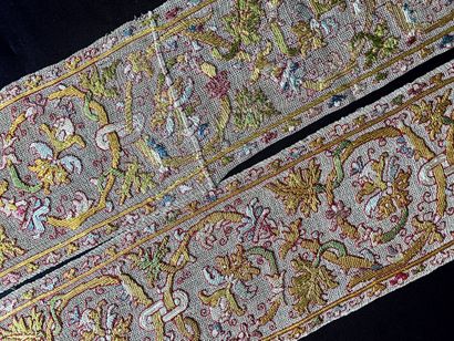 null Rare bordure en Buratto polychrome, Italie, début du XVIIe siècle.

Deux bordures...