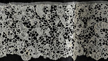 null Three Brussels lace borders, spindles, circa 1700-1710.

In linen finely worked...