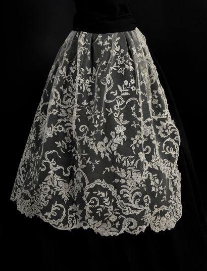 null Apron and veil, application of England, mid-19th century.

Spindle motifs applied...