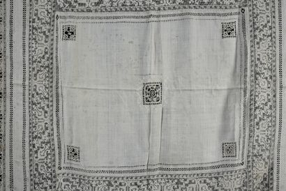 null Rare tapis de table en lin et dentelle, 1er quart du XVIIe siècle.

Le centre...