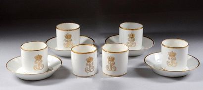 null Service des Bals. Ensemble de six tasses à café en porcelaine blanche à décor...