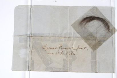 null Mèche de cheveux de l'empereur Napoléon Ier, conservée dans une enveloppe portant...