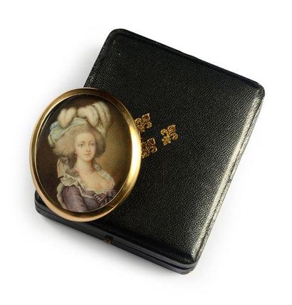 Ecole française du XIXe siècle. Portrait en buste de la reine Marie-Antoinette. Miniature...