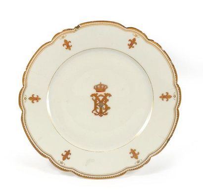 null Isabelle II, reine d'Espagne (1830-1904). Assiette plate en porcelaine, à bords...