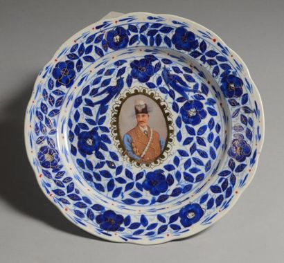 Iran Assiette en porcelaine à bords contournés, à décor central en médaillon d'un...
