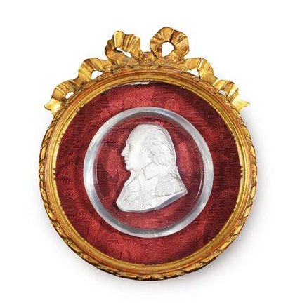null Louis XVIII, roi de France (1814-1824). Médaillon en verre biseauté contenant...