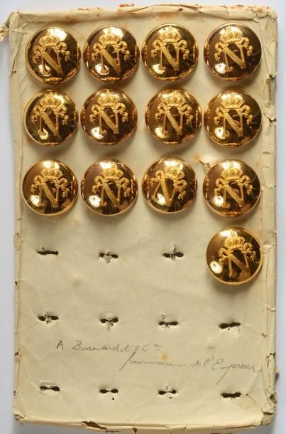 France Second Empire. Ensemble de treize boutons en laiton doré, de forme bombée,...