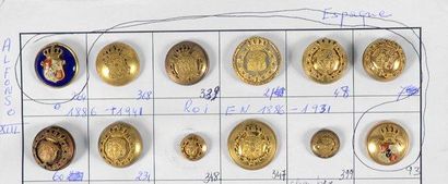 Espagne Lot de 12 boutons dorés, de forme bombée, appliqués des armes du royaume...