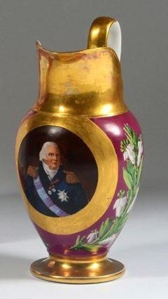 null Grand pot à lait en porcelaine, orné au centre d'un portrait polychrome du roi...