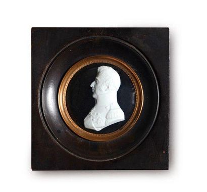 null Charles X, roi de France (1824-1830). Médaillon à suspendre en biscuit représentant...
