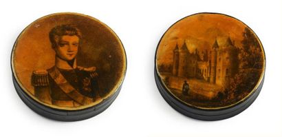 null Henri, duc de Bordeaux (1820-1883). Tabatière ronde en papier mâché, laqué noir....