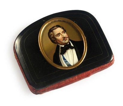null Henri, comte de Chambord (1820-1883). Petit portemonnaie en bakélite, contenant...