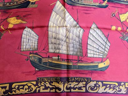 null HERMES 

Carré « Jonques et sampans », fond rouge à décors de différents vaisseaux....