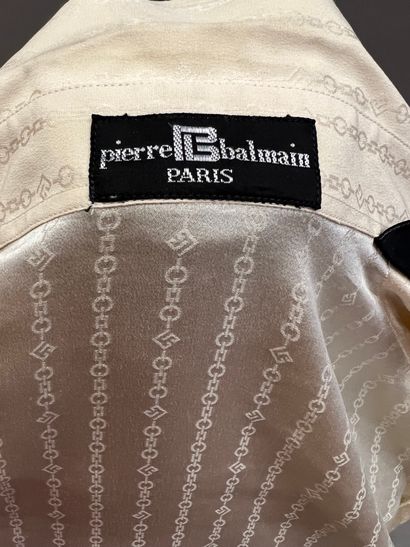 null PIERRE BALMAIN PARIS, chemise en soie façonnée à motif de chaînes, deux larges...