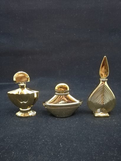null Guerlain – (années 1990)

Trois flacons décoratifs en verre laqué or, parfums...
