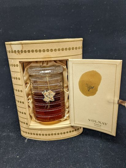 null Parfums de Volnay - «Emblème» - (1946)

Flacon en verre incolore pressé moulé...