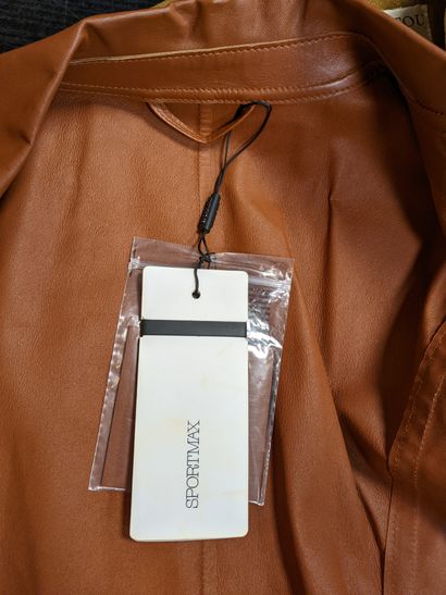 null SPORTMAX distribué par MAXMARA, manteau en cuir d’agneau marron. Neuf avec étiquette,...