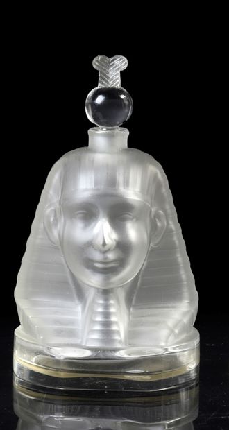 null Parfumerie Ramsès - « Ramsès IV » - (1919)
Flacon en cristal incolore dépoli...