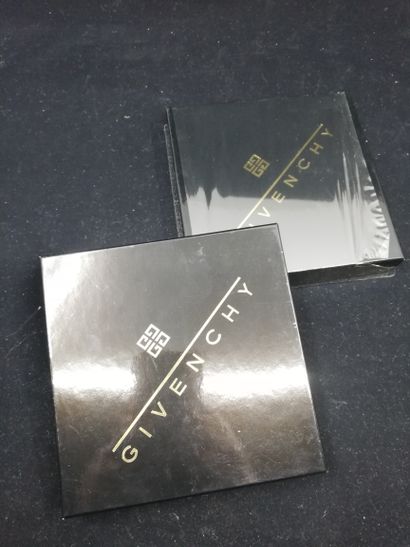 null Givenchy - (1990s)

Two promotional boxes containing six diminutive perfumes...
