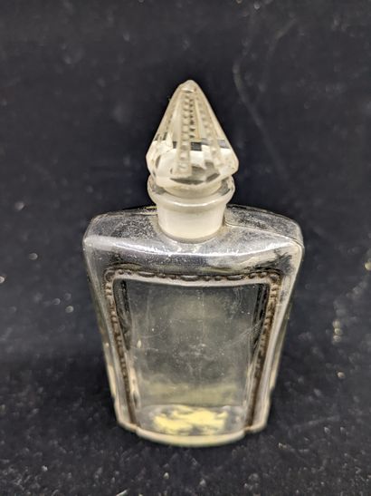 null COLGATE - (année 1920)

Flacon en verre incolore pressé moulé, dessiné par Julien...