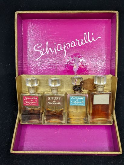 null SCHIAPARELLI – (Années 1950)

Coffret en carton gainé de papier rose Schoking...