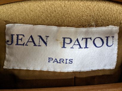null 
JEAN PATOU PARIS, manteau en crêpe de soie marron datant des années 1960, fermant...