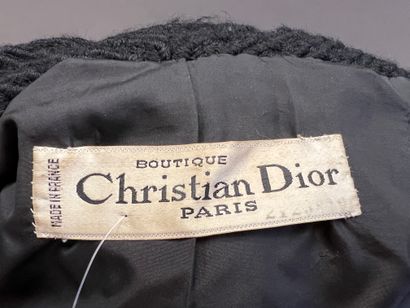 null CHRISTIAN DIOR BOUTIQUE, manteau trois quart en lainage noir fermant à quatre...