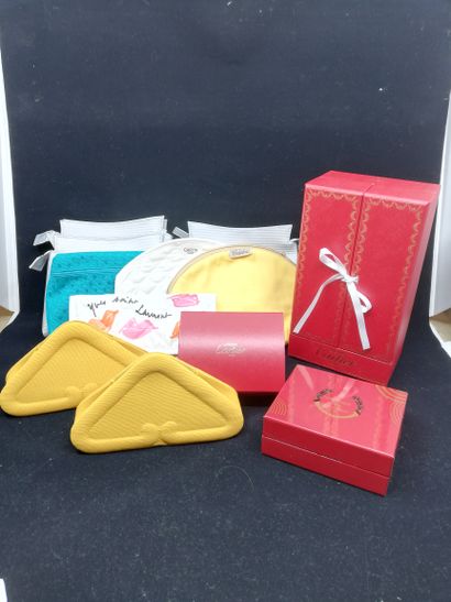 null Various Perfumers - (1990's)

Lot including three Estée Lauder kits each containing...