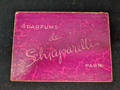null SCHIAPARELLI – (Années 1950)

Coffret en carton gainé de papier rose Schoking...