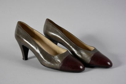 null CHANEL

Pair of bottle green and burgundy Chanel pumps. Wear on the leather,...